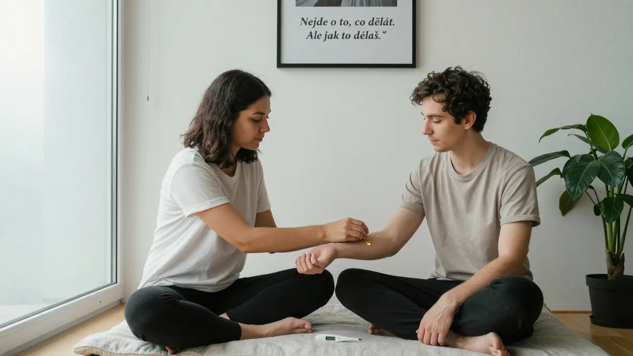 Dva lidé v klidné pozici, kdy jeden testuje olej na zápěstí, jejich pohledy se setkávají v tiché přítomnosti.